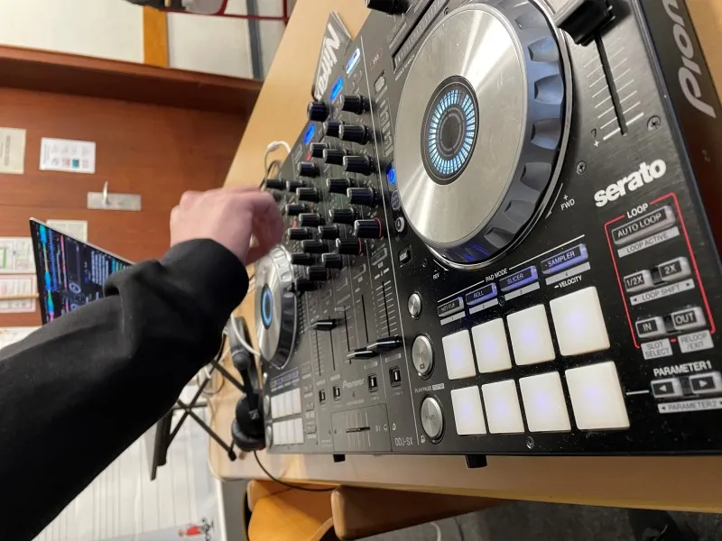 DJ 1