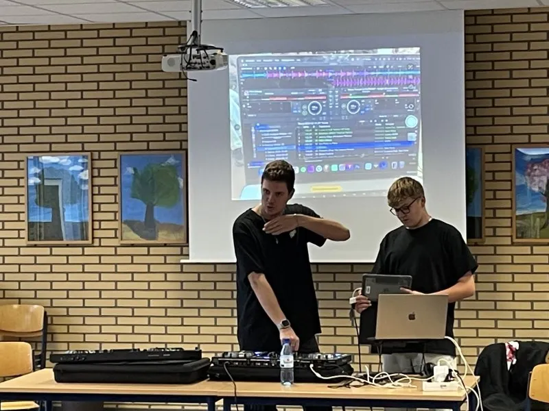 dj 1